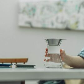 Hario Simply Пуровер-декантер с постоянным фильтром белый, фото , изображение 6