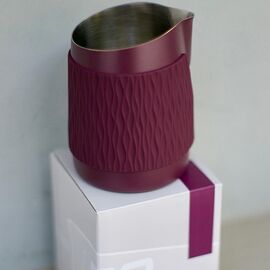 WPM 06 Round Питчер с круглым носиком без ручки с силиконовой манжетой 450 мл бордо, фото , изображение 2