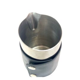 WPM 06 Round Питчер с круглым носиком без ручки с кожаной манжетой 450 мл черный, фото , изображение 4