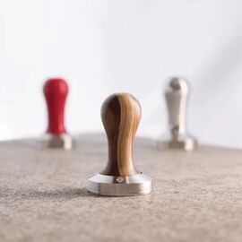 Lelit PLA481W Темпер 58.55 мм плоский с двухцветной ручкой из дерева, фото , изображение 2