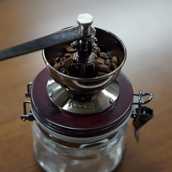 Hario Canister Coffee Mill с кофе