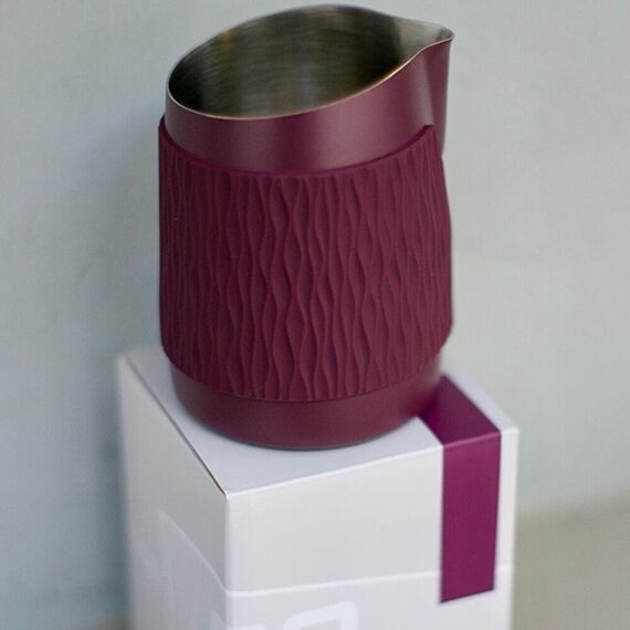 WPM 06 Round Питчер с круглым носиком без ручки с силиконовой манжетой 450 мл бордо, фото , изображение 2