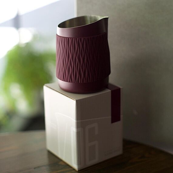 WPM 06 Round Питчер с круглым носиком без ручки с силиконовой манжетой 450 мл бордо, фото , изображение 3